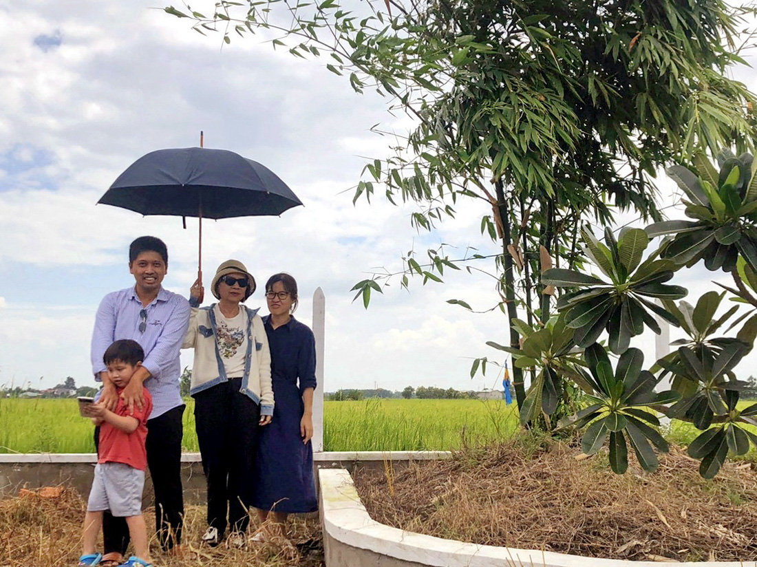 Con cháu liệt sĩ Nguyễn Trọng Tuyển và bà Ba Thi về thăm nơi ông hy sinh ở căn hầm bên khóm tre này Ảnh QUỐC MINH