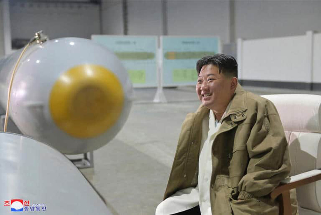 Chủ tịch Kim Jong Un kiểm tra một drone Haeil - Ảnh: KCNA