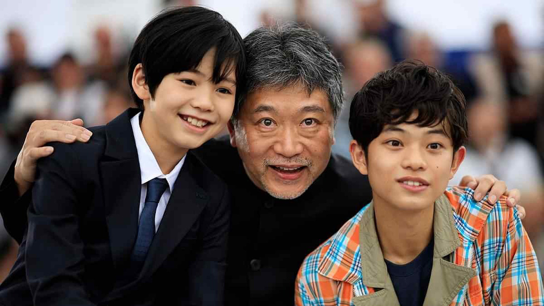 Đạo diễn Hirokazu Kore-eda và hai diễn viên Hinata Hiiragi, Soya Kurokawa trong bộ phim Monster. Ảnh chụp tại Liên hoan phim Cannes ở Pháp năm nay - Ảnh: AFP