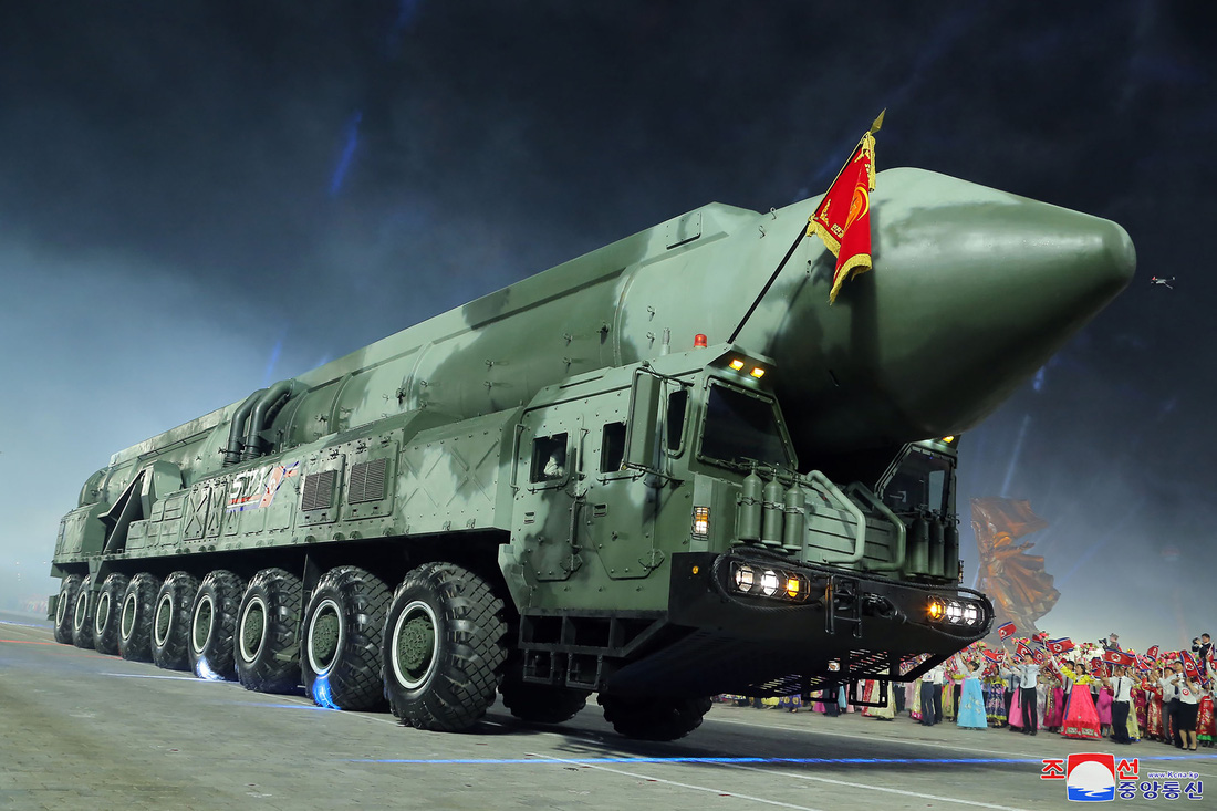 Tên lửa đạn đạo liên lục địa có thể trang bị đầu đạn hạt nhân Hwasong-18 vừa được Triều Tiên phát triển xuất hiện tại lễ duyệt binh hôm 27-7 - Ảnh: KCNA