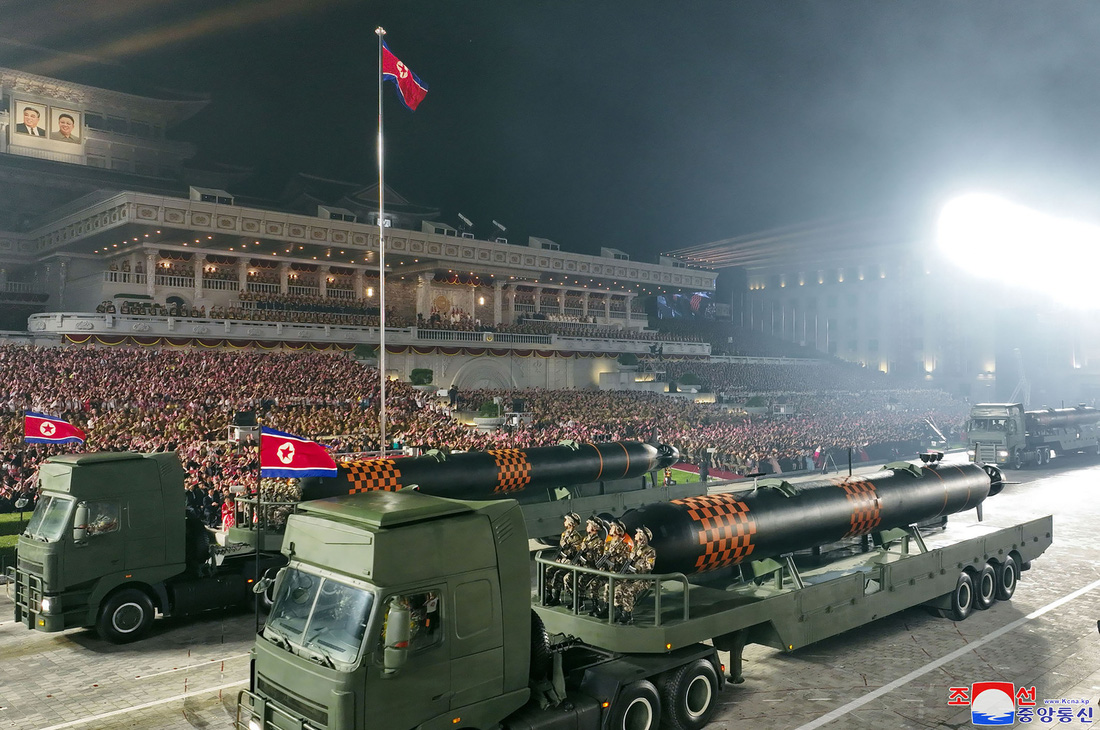 Nhiều khí tài mới của Triều Tiên góp mặt tại lễ duyệt binh hôm 27-7 - Ảnh: KCNA