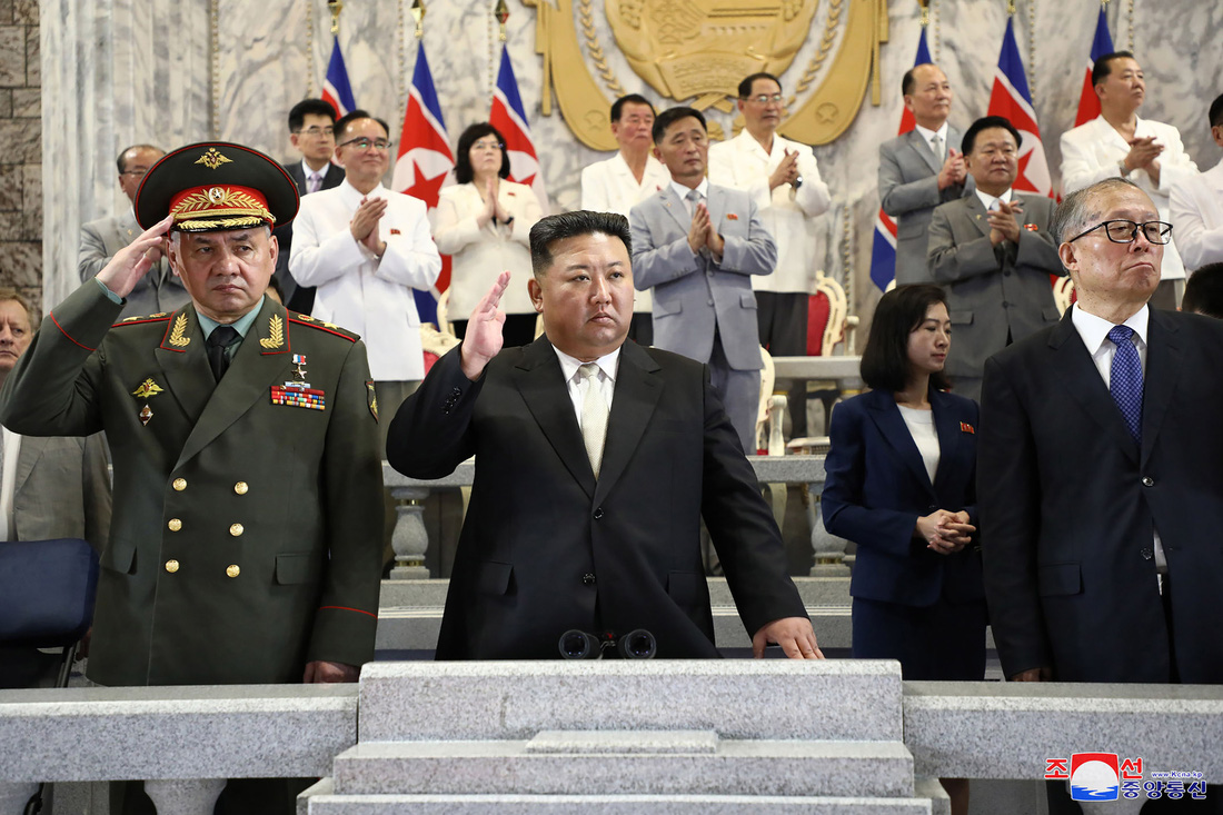 Lãnh đạo Triều Tiên Kim Jong Un (giữa), Bộ trưởng Bộ Quốc phòng Nga Sergei Shoigu (trái), Ủy viên Bộ Chính trị Đảng Cộng sản Trung Quốc Lý Hồng Trung (phải) tại buổi duyệt binh ngày 27-7 tại quảng trường Kim Nhật Thành - Ảnh: KCNA