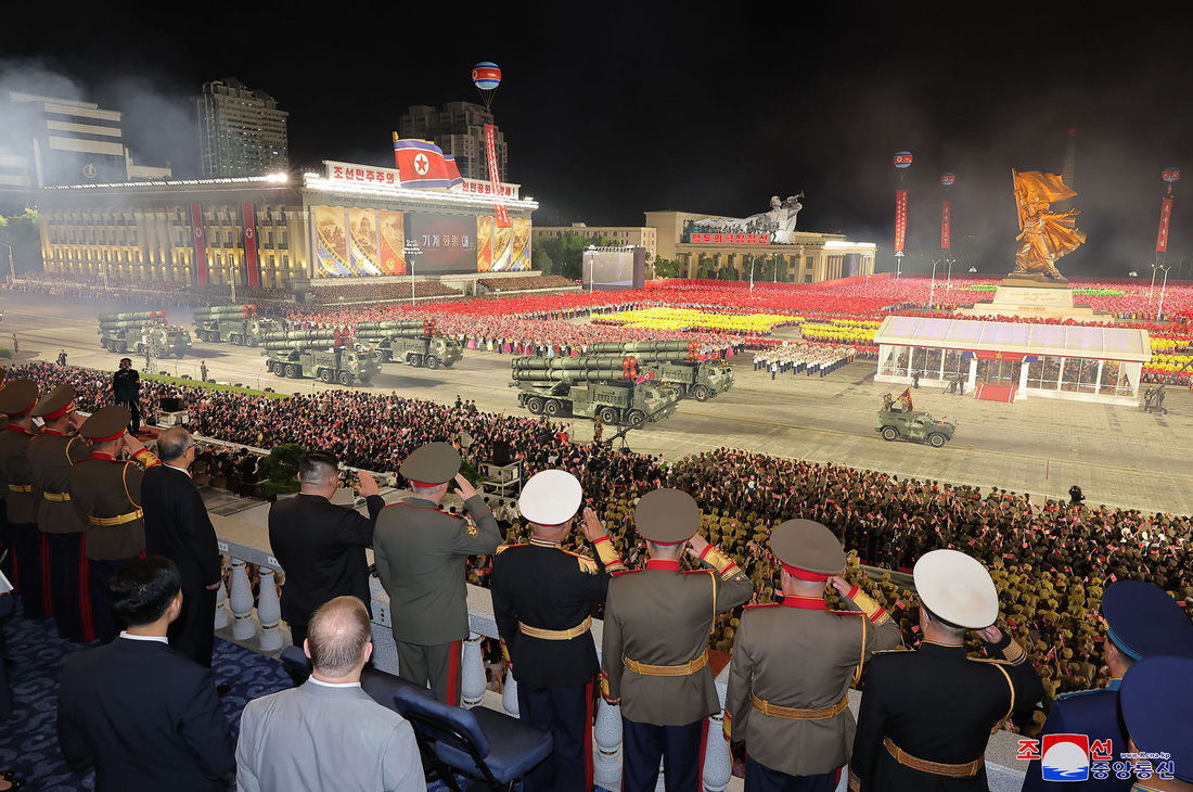 Toàn cảnh lễ duyệt binh kỷ niệm 70 năm Ngày Chiến thắng của Triều Tiên hôm 27-7 - Ảnh: KCNA