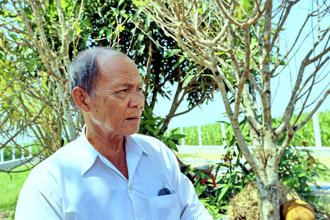 Nhiều năm rồi, nhân chứng Nguyễn Văn Đua vẫn khóc khi kể lại chuyện hy sinh anh hùng của liệt sĩ Nguyễn Trọng Tuyển - Ảnh QUỐC MINH
