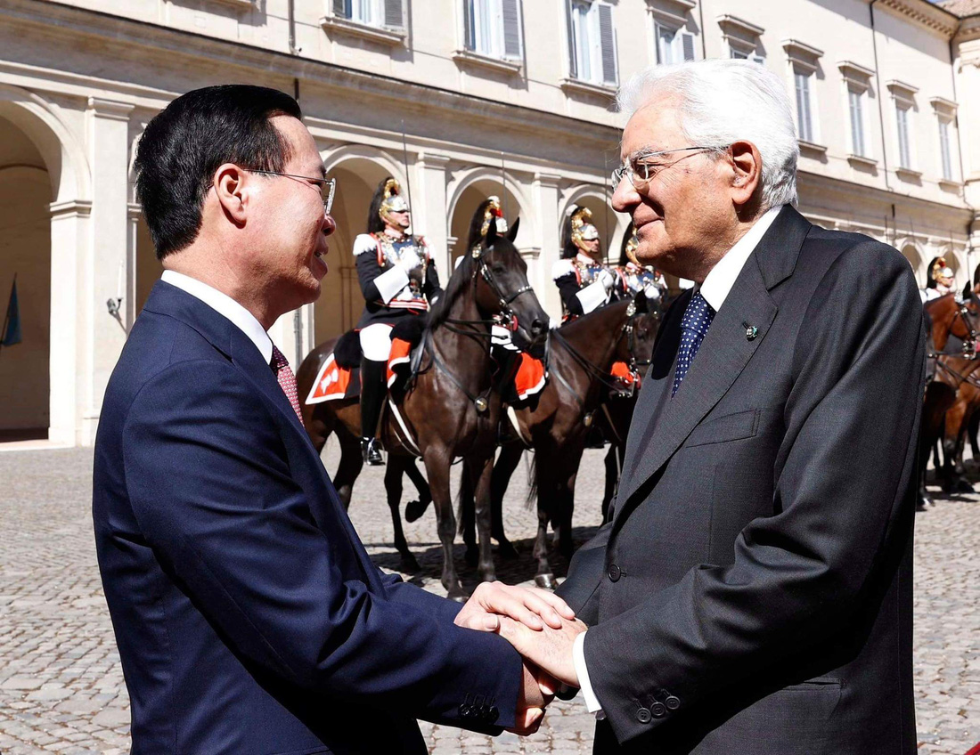 Tổng thống Ý Sergio Mattarella bắt tay, chia sẻ cảm xúc cùng Chủ tịch nước Võ Văn Thưởng tại lễ tiễn ở Phủ Tổng thống Ý - Ảnh: TTXVN