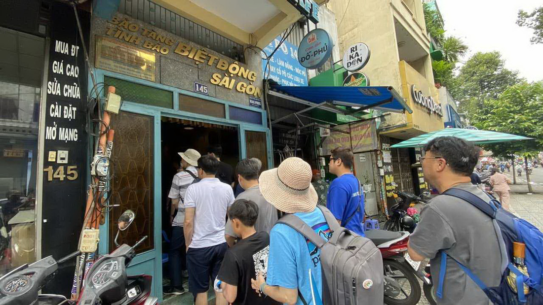 Du khách tham quan Bảo tàng Tình báo Biệt động Sài Gòn sáng ngày 29-7 - Ảnh: TỰ TRUNG