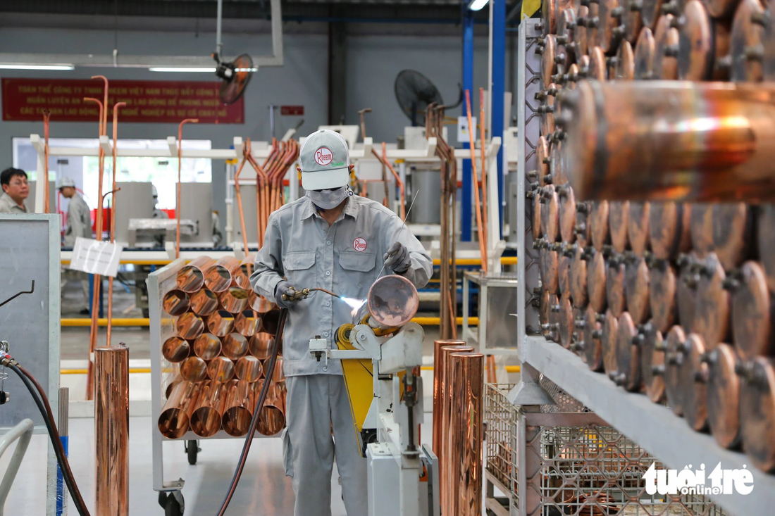 Sản xuất tại nhà máy của Công ty Rheem Việt Nam (vốn FDI từ Úc) vừa được mở rộng dây chuyền trong khu công nghiệp tại thành phố Thủ Dầu Một, tỉnh Bình Dương từ đầu năm 2023 - Ảnh: Q.THANH