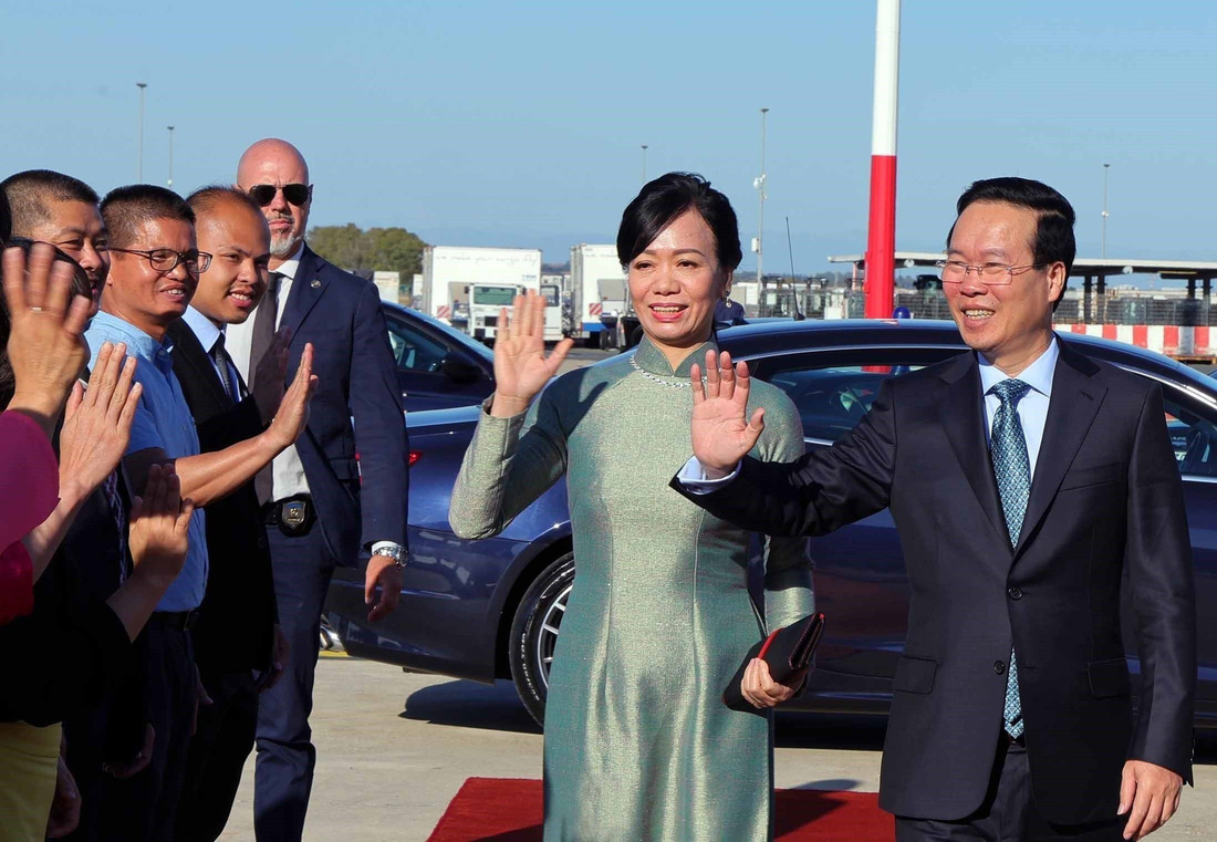 Chủ tịch nước Võ Văn Thưởng và phu nhân vẫy tay chào tạm biệt trước khi lên chuyên cơ từ Ý về Việt Nam ngày 28-7 - Ảnh: TTXVN