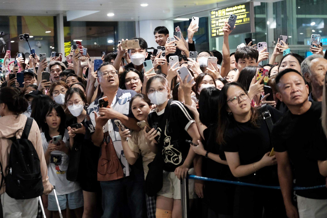 Người hâm mộ chờ đón thần tượng tại cửa ra, sân bay Nội Bài, Hà Nội - Ảnh: MAI THƯƠNG