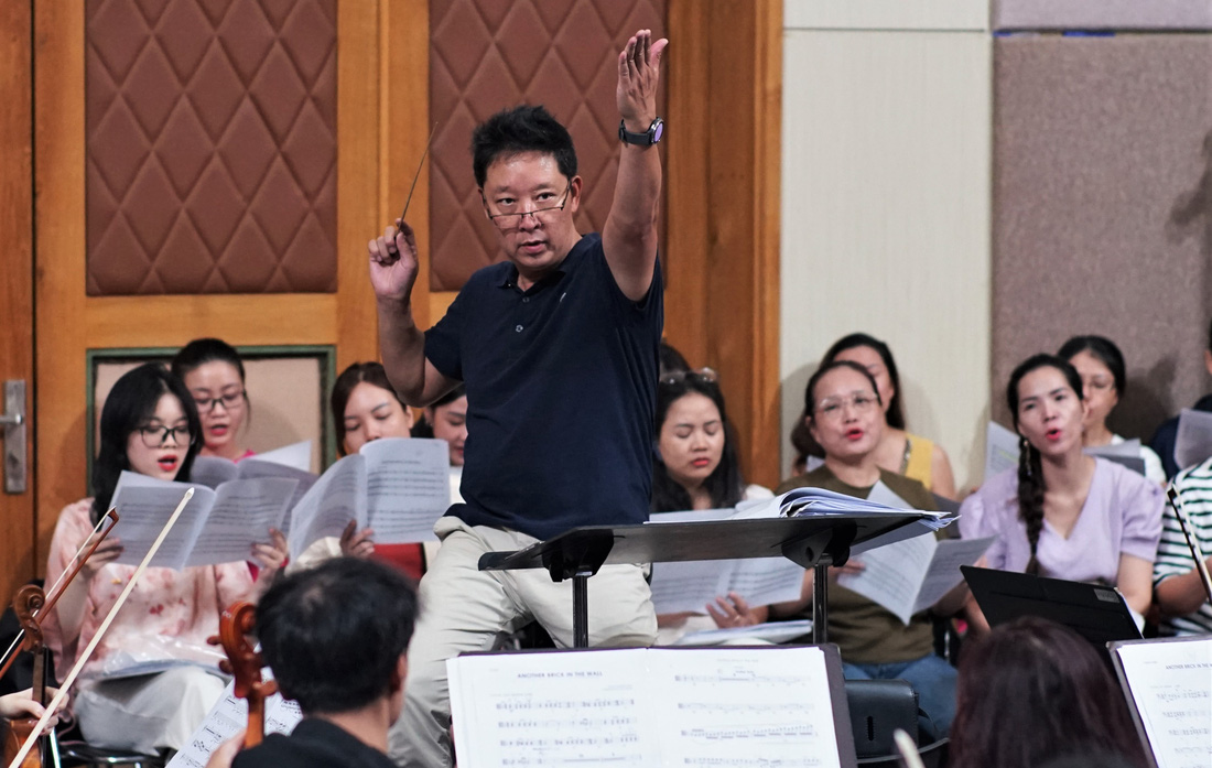 Nhạc trưởng Lê Phi Phi tập luyện cùng HBSO chuẩn bị cho Rock Symphony Vol.3 - Ảnh: HUỲNH VY