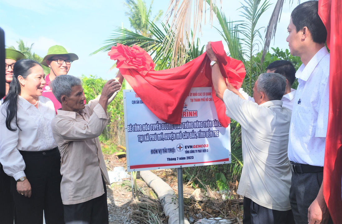 Bà con cùng khánh thành và nhận bàn giao con đường bê tông nông thôn tại xã Phú Mỹ, huyện Mỏ Cày Bắc (Bến Tre) - Ảnh: Q.L.