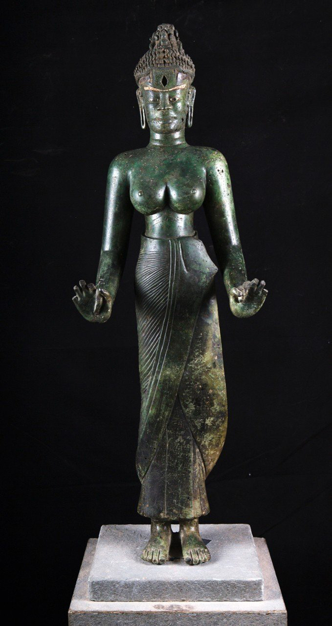 Tượng Bồ tát Tara Đồng Dương có tuổi đời 1.200 năm hiện bảo quản tại Bảo tàng Điêu khắc Chăm Đà Nẵng. Hiếm khi công chúng được thấy tượng gốc - Ảnh: Paisarn Piammattawat, Bangkok