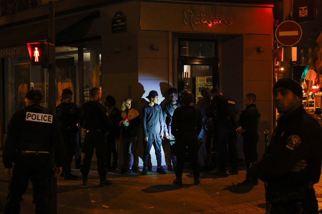 Cảnh sát xác minh một nhóm người trẻ trên đường phố khu vực Champs Elysees (Paris, Pháp) hôm 2-7 - Ảnh: REUTERS