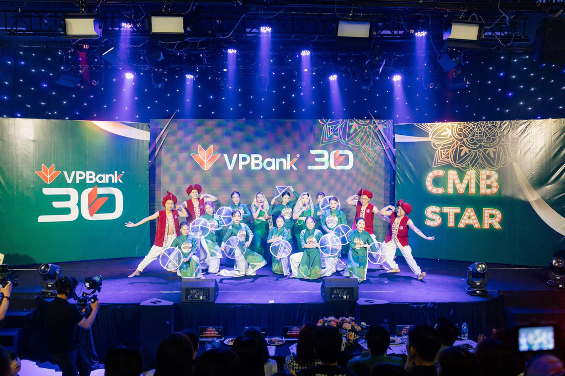 Nằm trong chuỗi các hoạt động chào sinh nhật 30 năm của VPBank (12-8-1993 - 12-8-2023), VPBank Rising Stars là cuộc thi tìm kiếm tài năng nghệ thuật với quy mô lớn và sáng tạo dành cho các cán bộ nhân viên VPBank trên toàn hệ thống, cũng như cán bộ nhân viên của các công ty thành viên thuộc hệ sinh thái VPBank từ trước đến nay