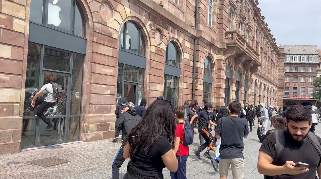 Một nhóm người trẻ đập phá bên ngoài cửa hàng Apple tại thành phố Strasbourg hôm 30-6 - Ảnh: LA PRESSE LIBRE