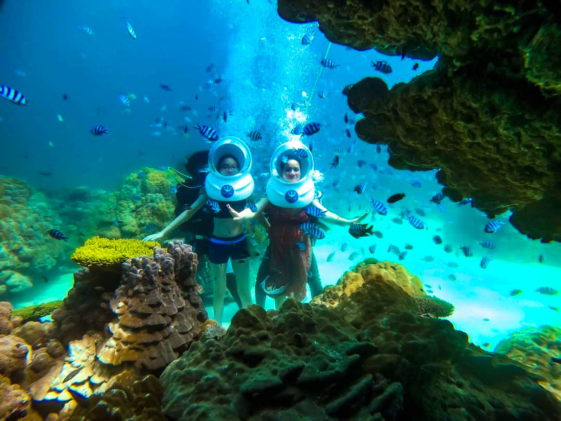 Đi bộ dưới đáy biển ngắm san hô và cho cá ăn luôn thu hút khách tham gia - Ảnh: CHÍ CÔNG