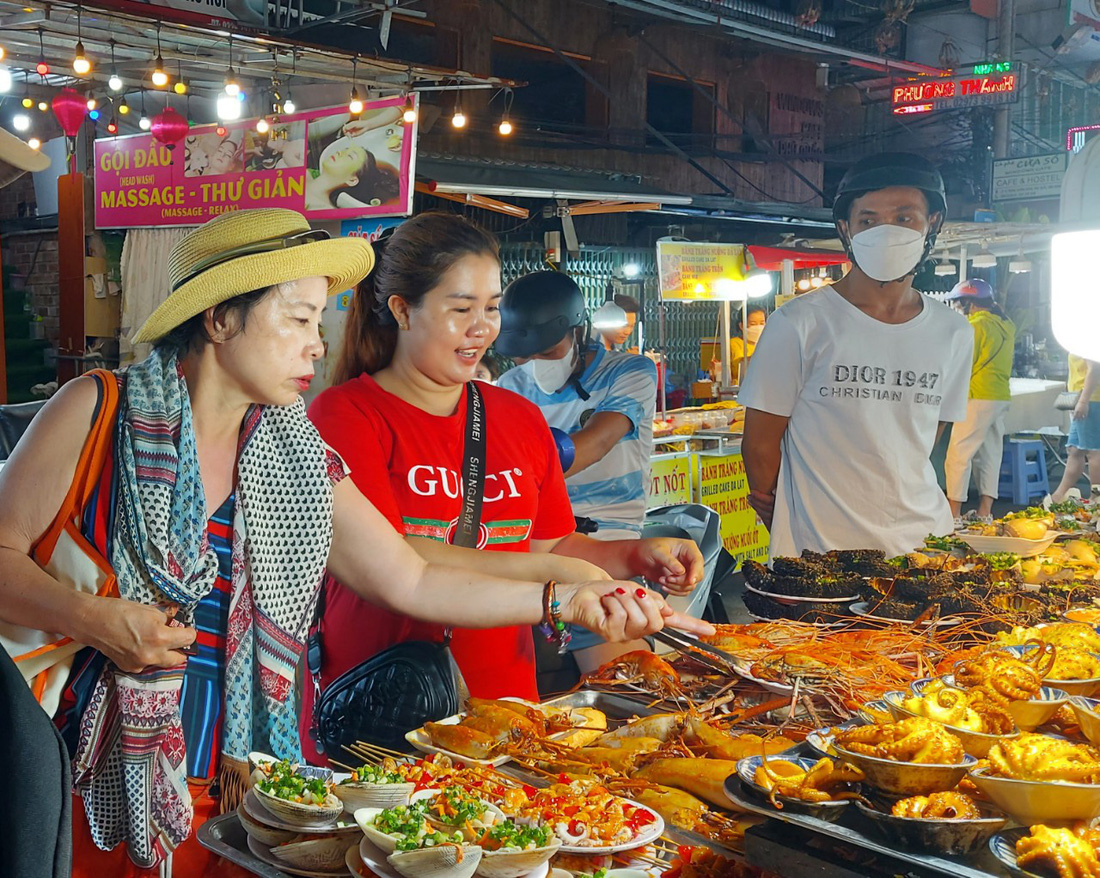 Chợ đêm Phú Quốc - nơi khách du lịch trong và ngoài nước đến tham quan, mua sắm đặc sản và thỏa sức ăn hải sản tươi ngon - Ảnh: CHÍ CÔNG