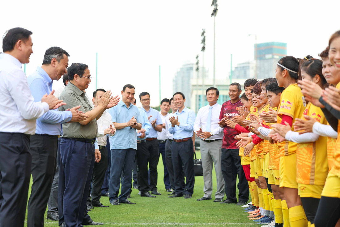 Thủ tướng Phạm Minh Chính trò chuyện, hỏi thăm các cầu thủ trước khi lên đường dự World Cup - Ảnh: NGUYỄN KHÁNH