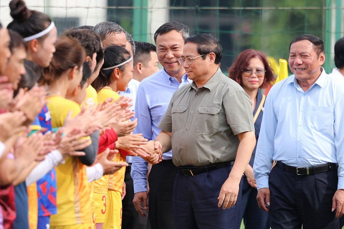Thủ tướng Phạm Minh Chính bắt tay từng cầu thủ tuyển nữ Việt Nam - Ảnh: NGUYỄN KHÁNH