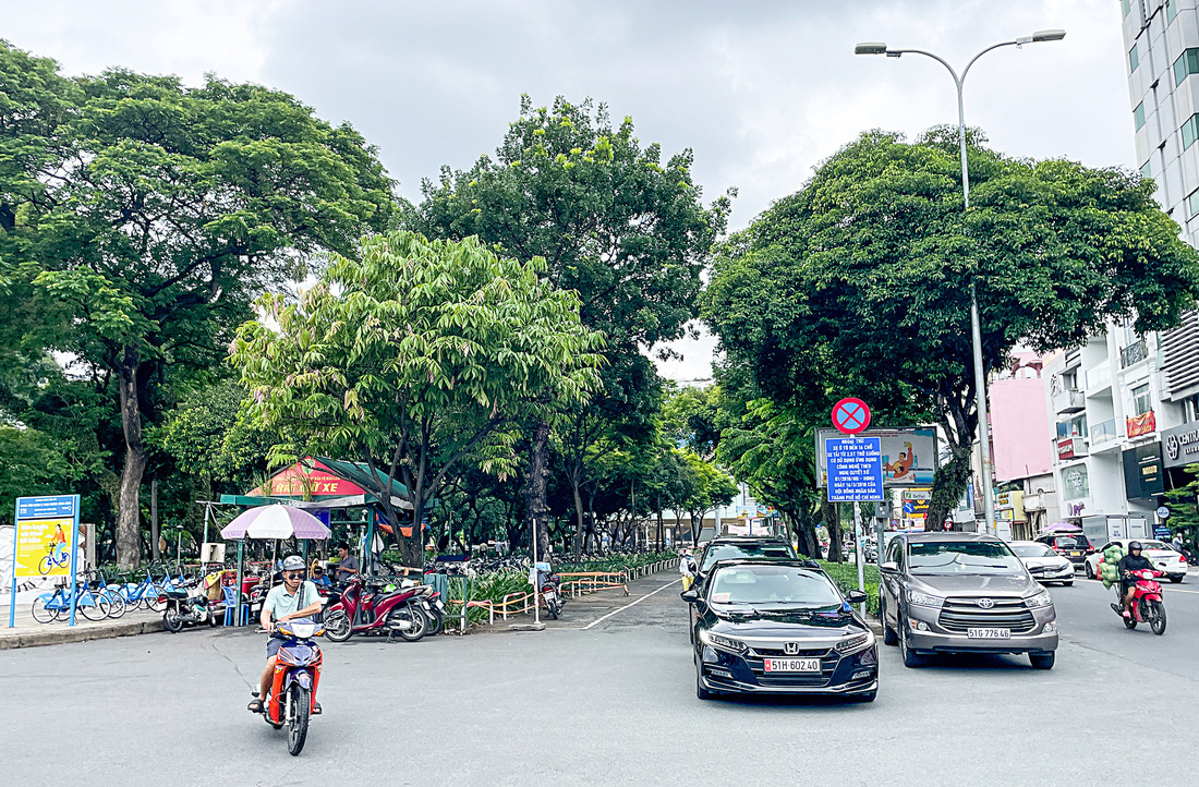 Điểm cho thuê bãi giữ xe ở công viên Lê Văn Tám (đoạn giáp quận 1 và quận 3) - Ảnh: CHÂU TUẤN