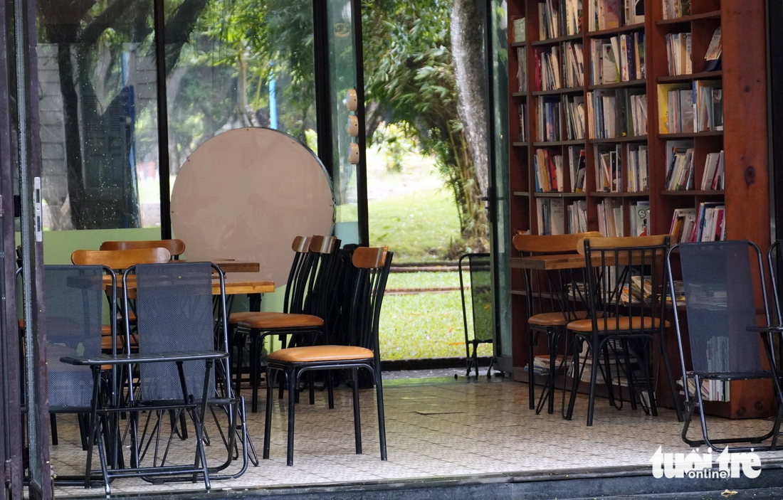 Bàn ghế để bán cà phê, nước giải khát trong một gian hàng ở Đường sách Vũng Tàu, sách chỉ trưng bày trên kệ ở sát tường - Ảnh: ĐÔNG HÀ