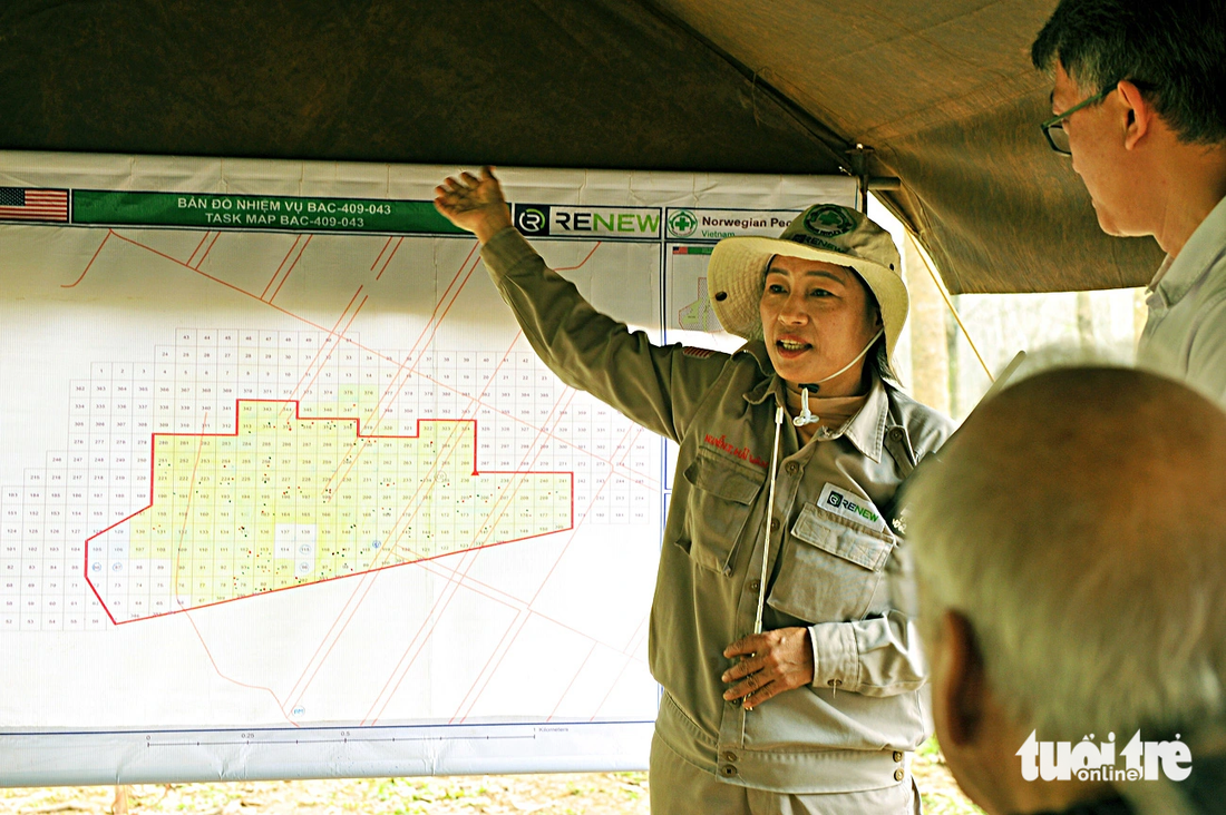 Đội trưởng đội nữ Nguyễn Thị Hải Vân với tấm bản đồ khoanh vùng khu vực có nguy cơ cao