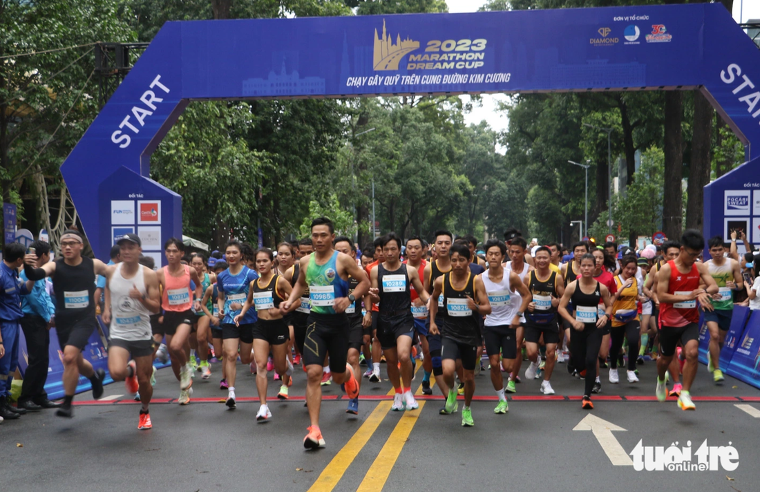 Xuất phát giải chạy bộ gây quỹ Marathon Dream Cup 2023 sáng 30-7 - Ảnh: BÌNH MINH