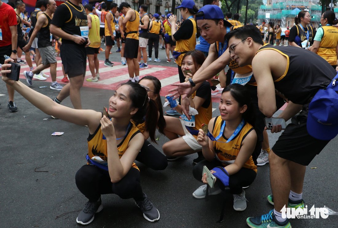 Hoàn thành cự ly chạy bộ gây quỹ, nhóm bạn thoải mái selfie - Ảnh: BÌNH MINH