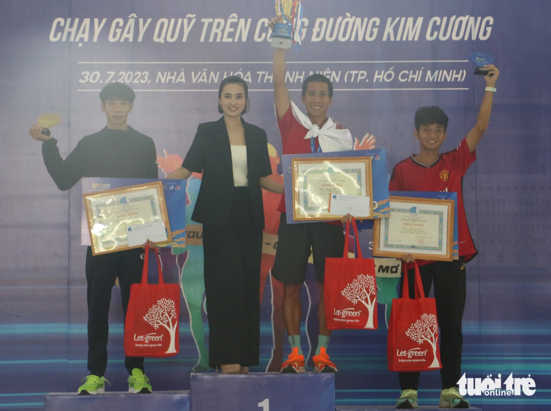 Trao giải cho các vận động viên đoạt giải cao cự ly 5km nam, trong đó giải nhất thuộc về vận động viên Trương Văn Tâm - Ảnh: BÌNH MINH