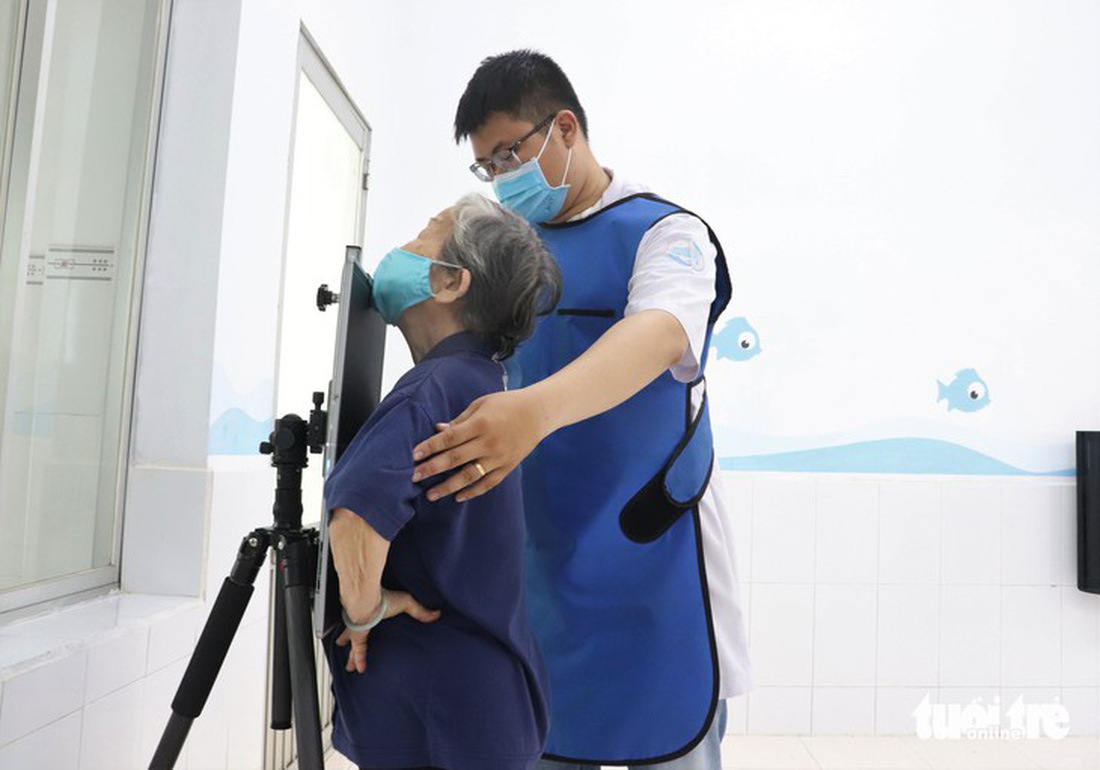 Người dân TP.HCM được chụp X-quang miễn phí để tầm soát bệnh lao - Ảnh: X.MAI