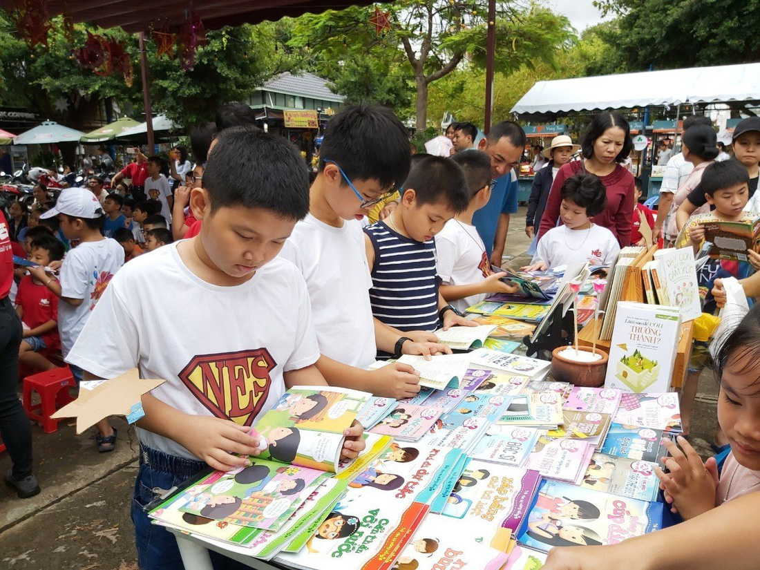 Trẻ em tìm sách ở Đường sách Vũng Tàu - Ảnh: Đường sách Vũng Tàu cung cấp