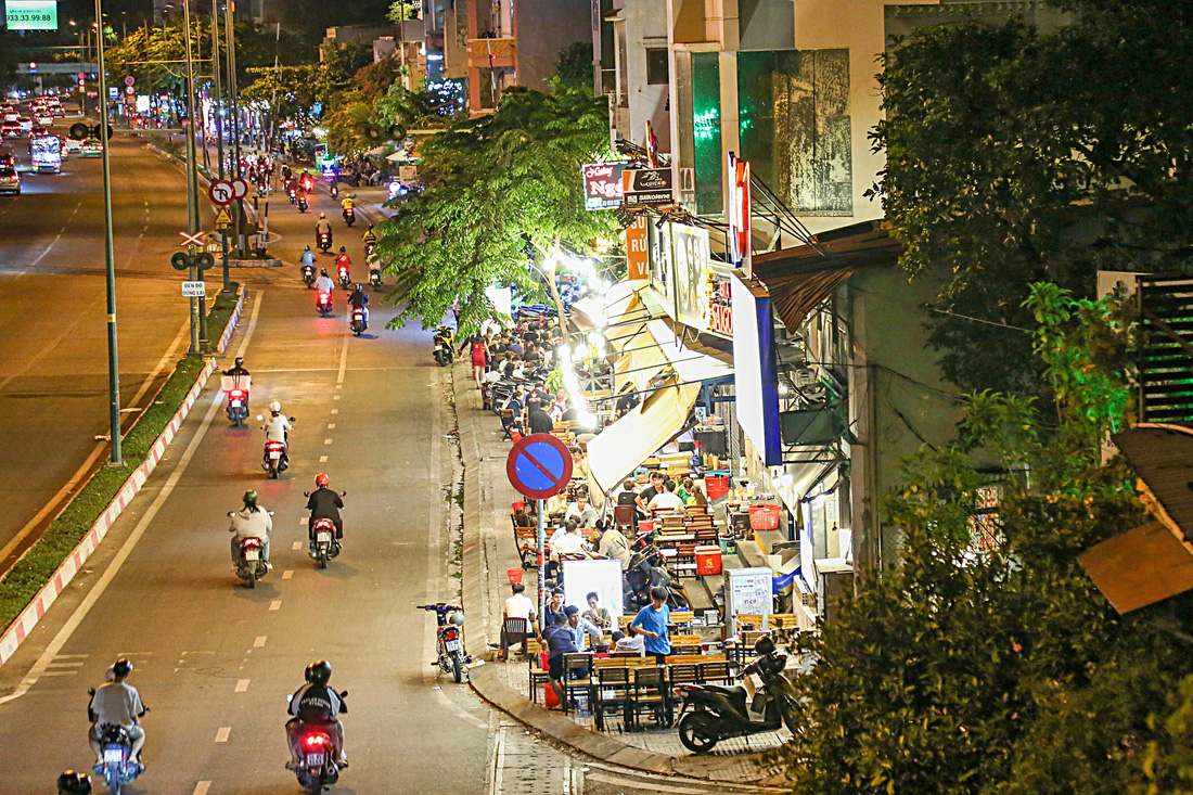 Vỉa hè trên đường Phạm Văn Đồng bị lấn chiếm làm quán nhậu, sạp hàng buôn bán - Ảnh: PHƯƠNG QUYÊN