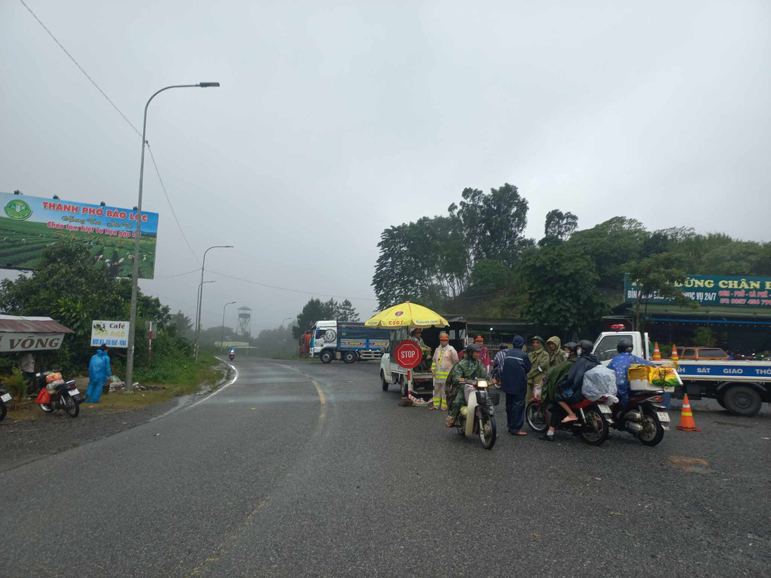 Lực lượng công an hướng dẫn người dân quay đầu xe đi hướng khác - Ảnh: ĐỨC TRONG