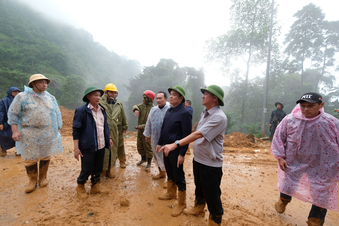 Phó thủ tướng Trần Lưu Quang trao đổi với lãnh đạo tỉnh Lâm Đồng tại hiện trường vụ sạt lở - Ảnh: MAI VINH