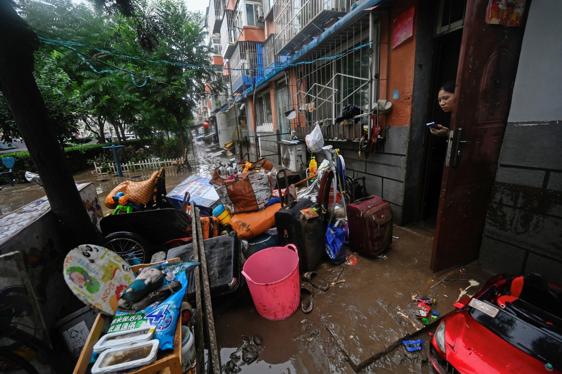 Đồ dùng của người dân hư hỏng sau khi nước rút - Ảnh: AFP
