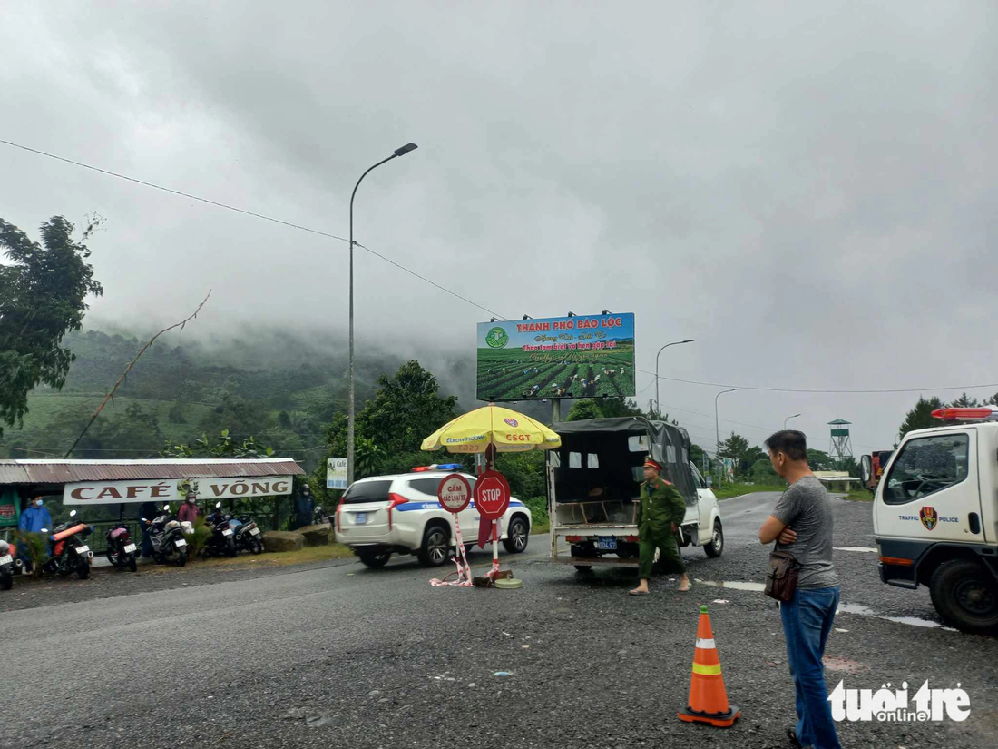 Lực lượng chức năng chốt chặn trên đầu đèo Bảo Lộc - Ảnh: ĐỨC TRONG