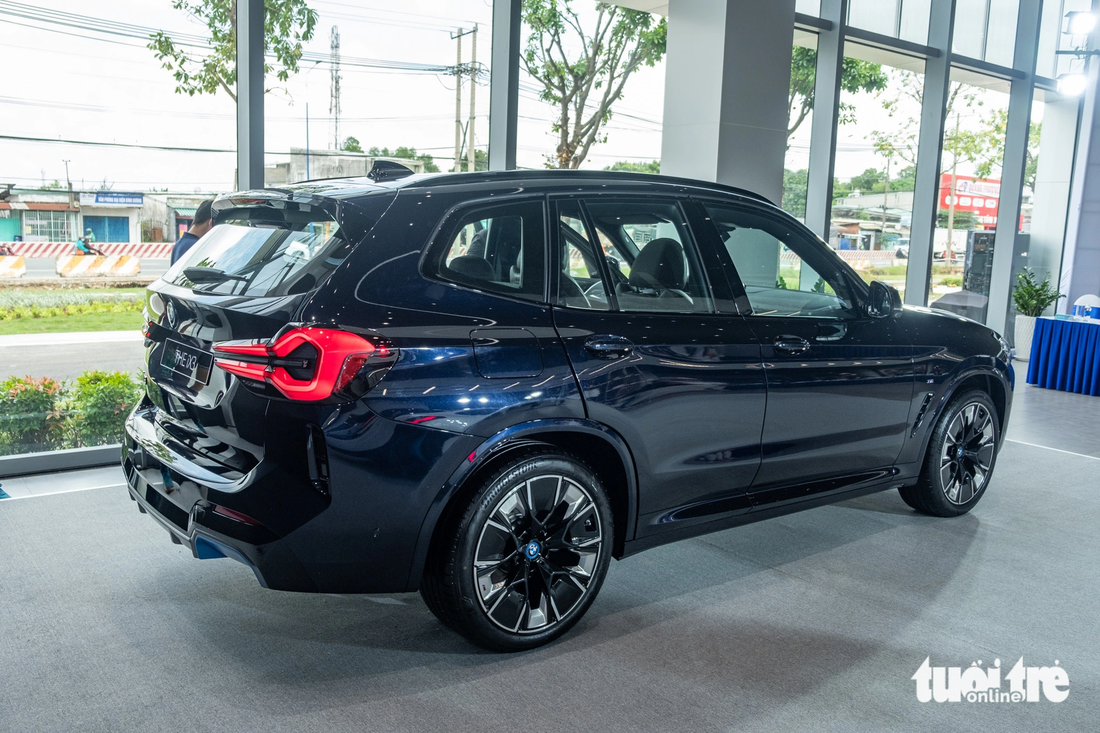 BMW iX3 cực hợp với dân 'phượt' ra mắt Việt Nam: - Ảnh 3. Một vài chi tiết màu xanh da trời được điểm thêm để nhấn mạnh vào "điện khí hóa". So với X3, BMW iX3 iX3 có vành lớn hơn 1 inch (20 inch) cùng hệ thống chiếu sáng Laserlight - Ảnh: QUỐC MINH