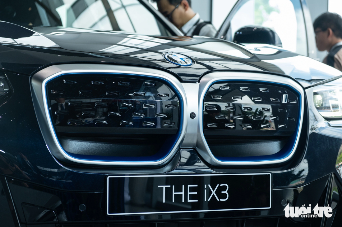 Theo công bố, BMW iX3 dùng động cơ điện có công suất 286 mã lực, mô men xoắn 400 Nm (cao hơn bản xăng X3 xDrive30i với 252 mã lực, 350 Nm). Động cơ điện này giúp xe tăng tốc 0 - 100km/h chỉ trong 6,8 giây. Vận tốc tối đa giới hạn ở 180km/h - Ảnh: QUỐC MINH
