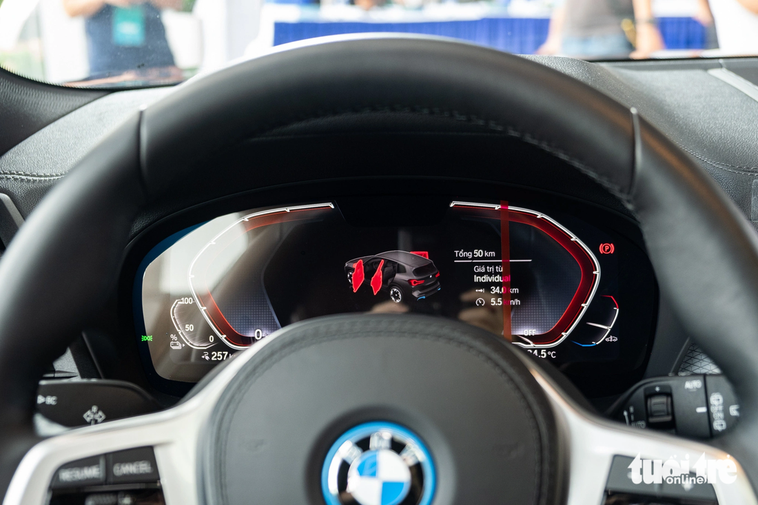 Nhà sản xuất cho biết pin xe sau khi sạc đầy có thể chạy được tới 460km (trong điều kiện lý tưởng). Như vậy, chỉ trong một lần sạc, BMW iX3 có thể chạy từ TP.HCM tới Nha Trang hay Hà Nội tới Kỳ Anh, Hà Tĩnh (hơn 410km) - Ảnh: QUỐC MINH