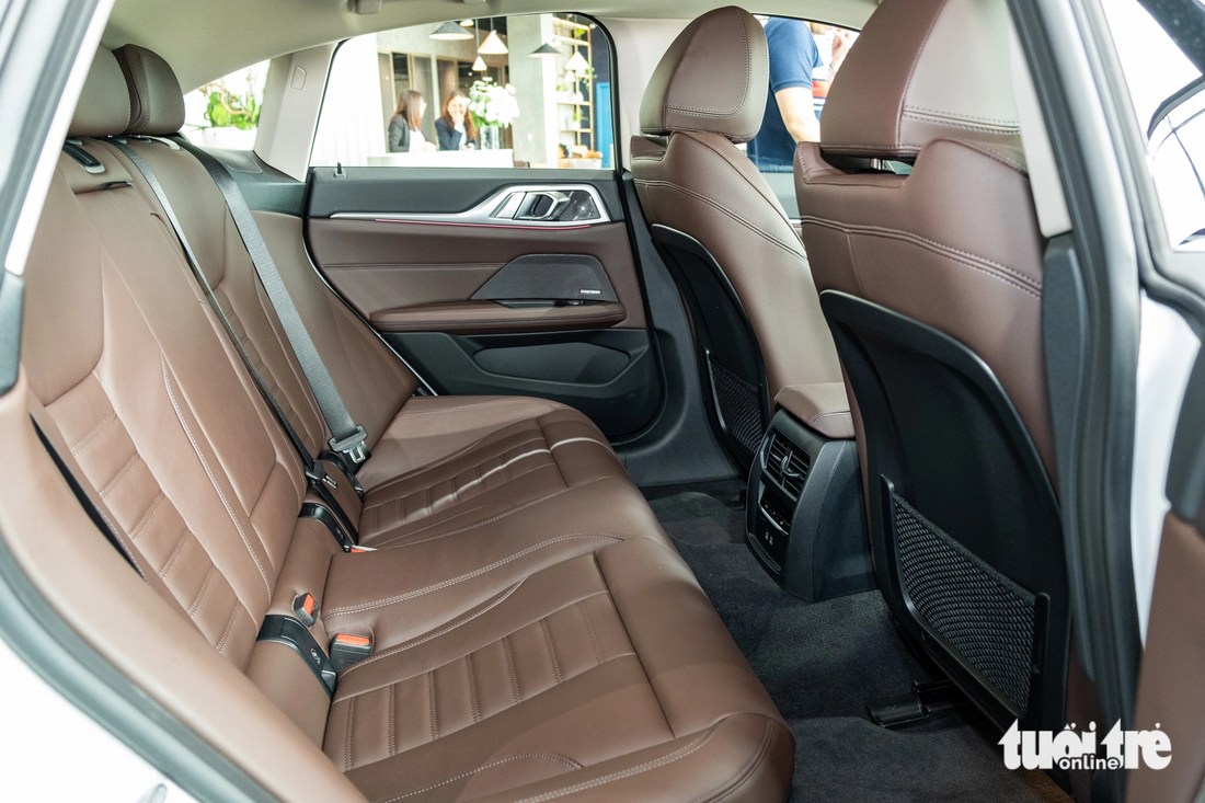 Khác với ngoại thất, nội thất BMW i4 không có các chi tiết M Sport. Xe được trang bị hệ thống màn hình đôi với kích thước lần lượt 12,3 inch sau vô lăng và 14,9 inch trung tâm, đi cùng với dàn âm thanh đầu ra 17 loa Harman Kardon. Ngoài ra, kính cách âm, hệ thống sưởi, ghế lái và vô lăng thể thao đều là trang bị tiêu chuẩn - Ảnh: QUỐC MINH