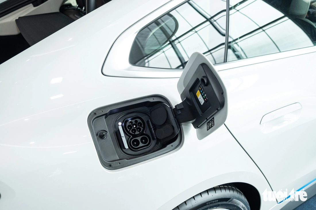 Lượng tiêu thụ điện năng của i4 ở mức 19,1-16,1 kWh/100km. Thời gian để BMW i4 được sạc đầy ở nguồn AC (11kW) từ 0-100% là 8 giờ 15 phút. BMW i4 có khả năng tăng tốc 0-100km/h trong 5,7 giây, tốc độ tối đa 190km/h - Ảnh: QUỐC MINH