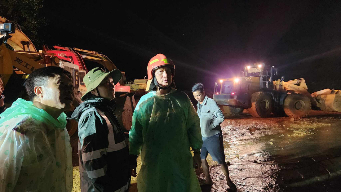 Đại tá Trương Minh Đương (đội nón tai bèo) có mặt tại hiện trường vụ sạt lở đèo Bảo Lộc - Ảnh: MAI VINH