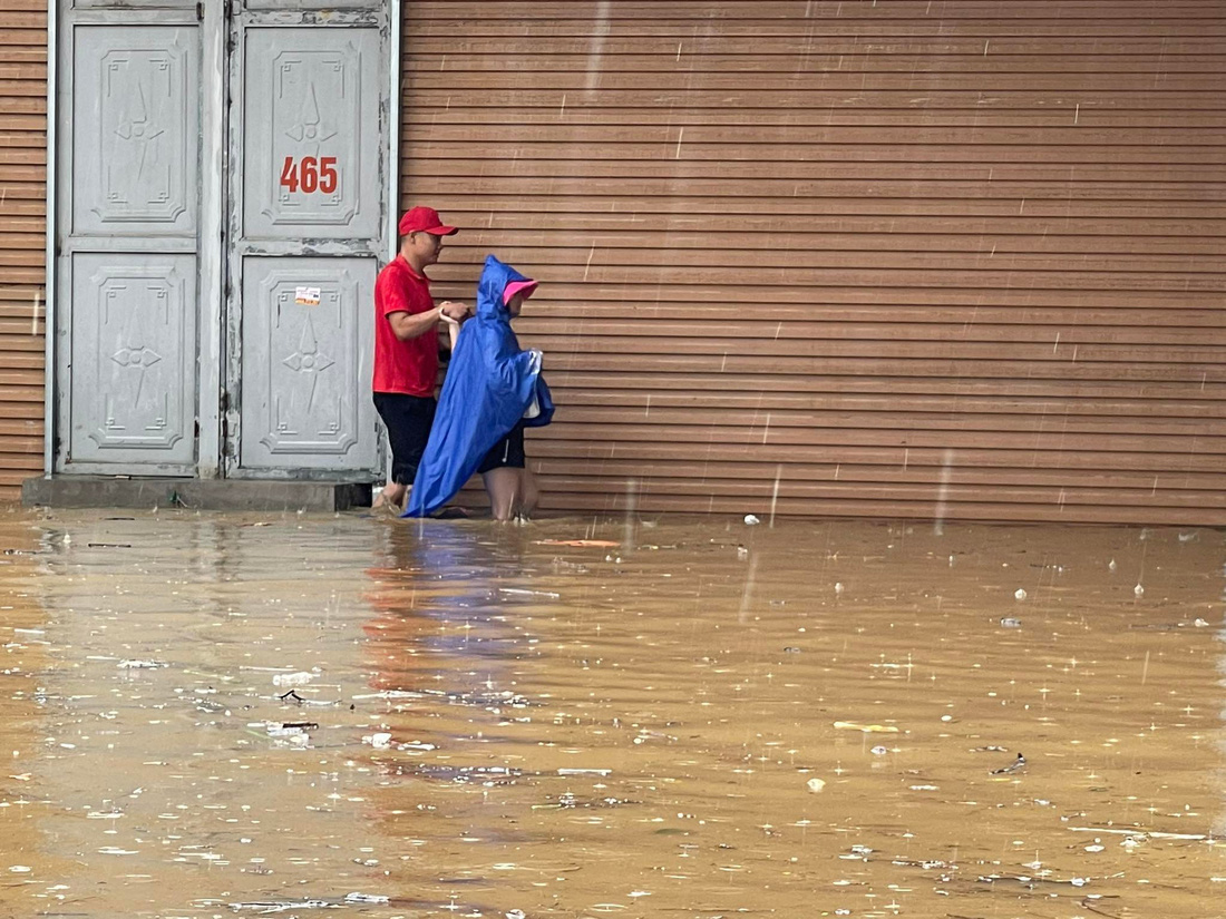 Do mưa to trong thời gian dài khiến nhiều hệ thống thoát nước ở thành phố Lào Cai không kịp tiêu thoát - Ảnh: TIẾN NGỌC