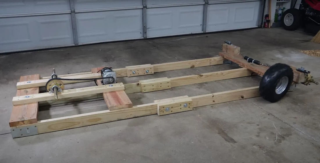 Quiet Nerd tự chế khung gầm gỗ dạng 2x4, rồi đặt sàn gỗ và bánh xe lấy từ máy cắt cỏ, trông như thể trong một lớp học nghề giản đơn chứ không phải một dự án làm nhà di động - Ảnh: Quiet Nerd