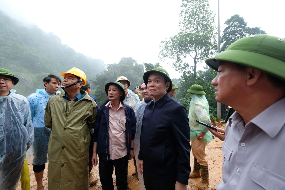 Phó thủ tướng Trần Lưu Quang trao đổi với lãnh đạo tỉnh Lâm Đồng tại hiện trường vụ sạt lở - Ảnh: MAI VINH