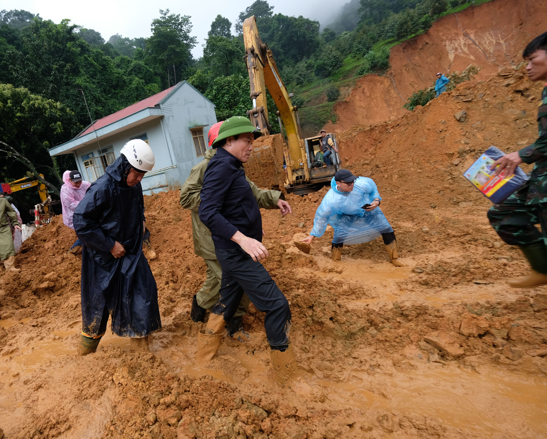 Phó thủ tướng Trần Lưu Quang kiểm tra hiện trường vụ sạt lở - Ảnh: MAI VINH