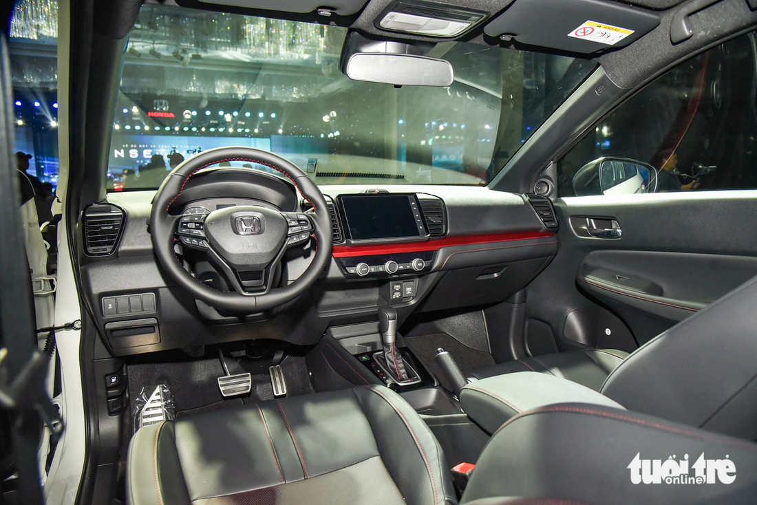 Nội thất bên trong Honda City 2023 quen thuộc với màn hình thông tin giải trí kích thước 8 inch, đồng hồ dạng analog kết hợp màn hình đa thông tin TFT 4,2 inch, vô lăng tích hợp nút bấm cùng hệ thống điều hòa tự động một vùng. Một số điểm đáng chú ý khác gồm lẫy chuyển số, hệ thống âm thanh 8 loa và chức năng khởi động từ xa. Những trang bị kể trên chỉ có trên bản L và RS của Honda City facelift 2023. Xe vẫn dùng phanh tay cơ, chưa phải loại điện tử.