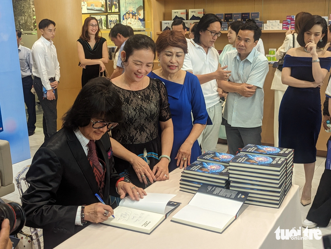 GS.TS Mike Chan ký tặng sách - Ảnh: LINH ĐOAN