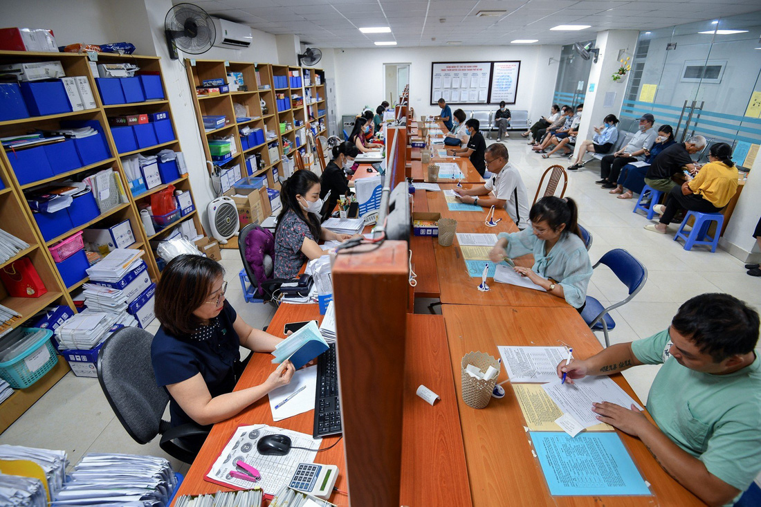 Người lao động làm thủ tục liên quan đến bảo hiểm xã hội tại Bảo hiểm xã hội Ba Đình, Hà Nội - Ảnh: NAM TRẦN
