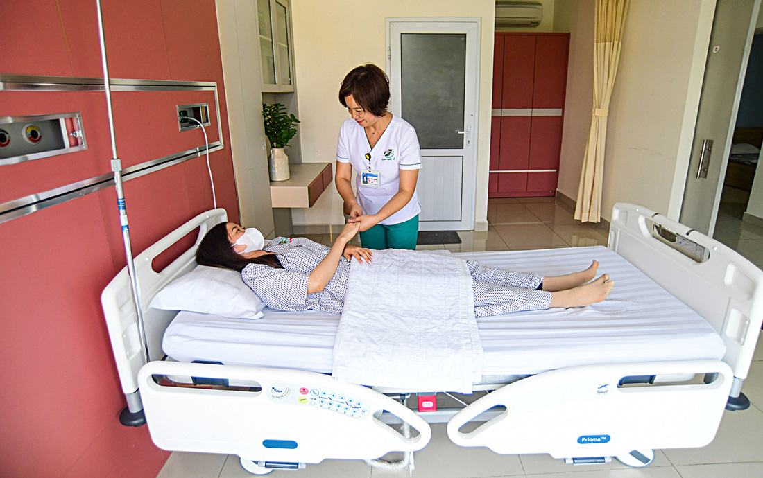 Chị Ngọc Quỳnh - điều dưỡng trưởng khoa quốc tế (Bệnh viện Quân y 175) - trực tiếp tư vấn và hỗ trợ dịch vụ cho bệnh nhân (ảnh chụp sáng 3-7) - Ảnh: QUANG ĐỊNH